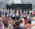 Bild: adj
In der Serenadenreihe in Altenstadt entführen die Grundschüler über 800 Zuschauer auf der Piazza am Rathaus in Länder in aller Welt.