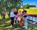 Bild: Denny Wojatschek /exb
Mit Geschenken im Gepäck reisten die Amberger Herausforderer nach Weida. Thomas Eichenseher (von links), Udo Geldner, Zweiter Bürgermeister der Stadt Weida , Brigitte Netta und Nick Schubert, Vorsitzender des FC Thüringen Weida.