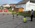Bild: flt
Einen kleinen Löschaufbau mussten die Teilnehmer der Stufe 3 beim Abzeichen „Kinderflamme“ zeigen und dabei Tennisbälle von den Pylonen spritzen.