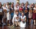 Bild: u
Beim Austanzen des Kirwabaumes bestätigen die 14 Kirwapaare die Aussage ihres Tanzlehrers Dieter Kohl, dass „die Weiherer einfach sauguate Tänzer san“. Vorn kniend das neue Oberkirwapaar Markus Hanauer und Melina Seifert.