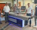 Bild: BSZ Wiesau/exb
Über eine neue Formatkreissäge (Bild) und eine neue Abrichthobelmaschine freut sich das Berufliche Schulzentrum Wiesau. Von links Fachlehrer Thomas Gradl, stellvertretender Schulleiter Wolfgang Prebeck, Abteilungsleiter Jürgen Böckl, Jürgen Stebegg von der Felder Group und Oberstudienrat Michael Heinzmann.