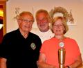 Bild: R. Kreuzer
Schützenmeister Franz Fuhrmann (links) ehrt Karl Schmid (Zweiter Schützenmeister und Gewinner der Meisterscheibe) sowie Doris Zetzl (Gewinnerin des Johanni-Pokals).