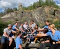 Bild: Gabi Schönberger
Eine Gruppe der Festmoidla und -burschen stößt am Burgweiher unterhalb der Burgruine in Flossenbürg mit dem "FlossaBIERch" schon mal auf die 1075-Jahr-Feier an.