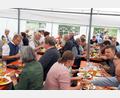 Bild: Andrea Egeter/exb
Das Pfarrfest in Neuhaus ist bestens besucht.