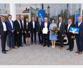 Bild: usc
Gelöste Stimmung nach der Bilanz über ein erfolgreiches Geschäftsjahr 2022 der VR-Bank Amberg-Sulzbach (von links): Aufsichtsratsvorsitzender Georg Wittmann, sein Stellvertreter Dieter Heldrich, die wiedergewählten Aufsichtsratsmitglieder Martin Deubzer, Bernhard Schöppl und Ulrike Pongratz, Vorstandsmitglied Andreas Reindl, Wirtschaftsprüfer Walter Friedrich, das verabschiedete Aufsichtsratsmitglied Gerhard Gradl und seine Frau Siglinde sowie die Vorstandsmitglieder Dieter Paintner, Erich Übler und Martin Sachsenhausen.