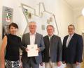 Bild: do
Im Rahmen einer kleinen Feierstunde gratulierte Bezirkstagspräsident Henry Schramm (Dritter von links) dem Vorbacher Werner Roder, Geschäftsleiter des Bezirks Oberfranken (Zweiter von rechts) zum 40-jährigen Dienstjubiläum. An der Feier nahmen auch Marianne Witton, Leiterin der Sozialverwaltung (links) und Peter Heyer, Direktor der Bezirksverwaltung (rechts), teil.