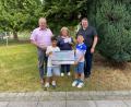 Bild: gi
Stolz überreichen die Kommunionkinder Vincent Jackson und Hannes Bodensteiner (von links) den Scheck für die Kinderkrebshilfe an den Vorsitzenden Herbert Putzer und Schriftführerin Helene Rolle im Beisein von Pfarrer Udo Klösel.