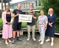 Bild: Mariella Kramer/exb
Michaela Lange (links) war mit einem 1500-Euro-Scheck zur Lebenshilfe gekommen.