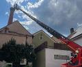 Bild: Feuerwehr Auerbach
Einen jungen Storch, der abgestürzt war, beförderte die Auerbacher Feuerwehr am Donnerstag in sein Nest zurück.