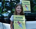 Bild: Stephan Huber
Stolz präsentiert die zehnjährige Malena Huber aus Ammerthal ihren Plakatentwurf, mit dem sie den ersten Platz beim Malwettbewerb "Achtung Schulanfänger" erreichte.