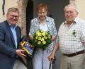 Bild: gf
Gelbe Nelken hatte Maria Hausmann vor 65 Jahren im Brautstrauß, gelbe Nellen schenkte ihr ihr Mann Martin nun auch zur Eisernen Hochzeit. Oberbürgermeister Michael Cerny (links) gratulierte.