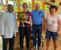 Bild: jow
Der Lintacher Kindergartens St. Walburga verabschiedet seine stellvertretende Leiterin (von links): Pfarrer Moses Gudapati, die scheidende Andrea Dobmeier, Kirchenpfleger Franz Weiß und Kindergartenleiterin Ulrike Schießlbauer,