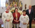 Bild: exa
Diakon Harald Schraml, Pfarrer Julius Johnrose Pfarrgemeinderatssprecher Robert Bauer, Kirchenpflegerin Walburga Heinl und die Ministranten gratulierten Pfarrer Arnold Pirner (Dritte von links) zu seinem Jubiläum.