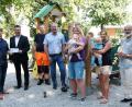 Bild: mab
Nicht nur die kleinen Besucher freuten sich über den neuen Spielplatz, der zwischen Rathaus und Kirche entstanden ist.