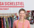 Bild: Evi Wagner / Grafik: Redaktion Magazine
Im Schneideratelier von Helga Sichelstiel kommen ganz bewusst Stoffe mit Vergangenheit zum Einsatz.