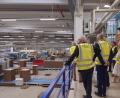 Bild: lue
Von oben blicken die Teilnehmer bei der Betriebsführung auf die Produktion im Liebensteiner Kartonagenwerk.
