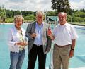 Bild: Stadt Nabburg/exb
Bei dem Glückwunsch an Bürgermeister Josef Holecek (Mitte) zeigt das Bild Zweite Bürgermeisterin Irene Ehemann (links) und Arbeitskreisvorsitzenden Josef Götz.