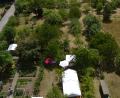 Archivbild: hcz
Der über 10.000 Quadratmeter große Garten aus der Luft betrachtet. Diesen Anblick können die Besucher auch beim Fest am kommenden Sonntag genießen – von einer Feuerwehrleiter aus.