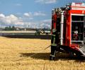 Bild: Gabi Schönberger
Die Feuerwehr löscht einen Feldbrand in Neunkirchen bei Weiden. Landwirte schaffen Löschwasser in Güllefässern heran.