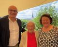 Bild: Reinhart/exb
Die rüstige 102-jährige Jubilarin Gertrud Reinhart freute sich über die Gratulanten. Auch Staatssekretärin a.D. Marianne Deml und Bürgermeister Maximilian Beer wünschten alles Gute.