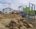 Bild: Benkhardt
Im neuen Baugebiet Naabhöhe in Erbendorf laufen derzeit die Arbeiten für den neuen Spielplatz. Unter anderem wurde schon ein Spielturm aufgestellt.