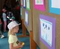 Bild: wro
Hauptpersonen bei der Vernissage im Rathaus Wiesau waren am Dienstag die Mädchen und Buben aus den drei Kindertagesstätten in der Marktgemeinde.