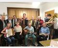 Bild: jzk
Für Stimmung im Wirtshaus am Stadtweiher sorgten Theo Helgert, Willi Prechtl, Michael Pschierer, Erwin Hornauer, Helmut Jilg, Hans Fröhlich, Herbert Storek, Simon Hefner (hinten von links), Barbara Reichl, Maria Storek, Rainer Marquardt und Werner Ponnath (vorne von links).