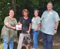 Bild: IG Metall VK Siemens Amberg/exb
DIe IGM-Vertrauensleute bei Siemens Amberg, Melanie Coackley (links), Cindy Butz (Zweite von rechts) und Manuel Stöbig überreichten die Spende an Ingrid Mallmann, stellvertretende Vorsitzende des Tierschutzvereins.