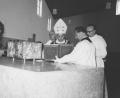 Bild: Archiv Wolfgang Hübner
Der Regensburger Weihbischof Josef Hiltl (Zweiter von links) weihte am 9. Juni 1963 die neue Pfarrkirche Zur Heiligsten Dreifaltigkeit.