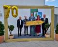 Bild: Y. Mutzbauer/exb
Ehrenbürger und Altbürgermeister Detlev Richter (von links), Festredner Dr. Martin Schreiner, Ersten Bürgermeister Rudolf Seidl, Altbürgermeisterin Susanne Plank und der Oberbürgermeister der Patenstadt Schwandorf, Andreas Feller, halten das Gastgeschenk der Patenstadt in den Händen.