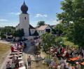 Bild: tra
Schattige Plätze waren beim Kirchweihgottesdienst in Hirschwald sehr gefragt.