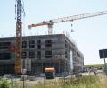 Bild: kaz
Auf der Baustelle der neuen Realschule in Kemnath konnte das Richtfest gefeiert werden. Die Richtkrone wurde an einem Kran befestigt und schwebt nun über dem Gebäude.