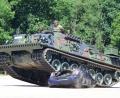 Bild: Kunz
Ein Bergepanzer überrollt ein Auto. Diese Vorführung ist mit Sicherheit eine der spektakulärsten beim Aktionswochenende in der Major-Radloff-Kaserne.
