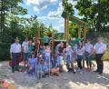 Bild: Eckl
Die Kinder nehmen den neuen Kletter- und Rutschturm am Spielplatz Fuchsberg gleich in Beschlag. Bürgermeister Norbert Eckl (links) wünscht den Familien viel Spaß am Platz.