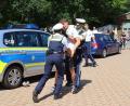 Bild: mfh
Vorgeführt beim Familientag in der Bepo wurde, wie eine Verkehrskontrolle eskalieren kann. Ein alkoholisierter Autofahrer, der Polizisten schubst und sich widersetzt, muss unter Kontrolle gebracht werden.