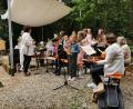 Bild: hzi
Der Kinder- und Jugendchor unter Leiterin Sonja Schwemmer (links) umrahmt den Familiengottesdienst am Samstag. Pfarrer Helmut Süß (im Hintergrund) zelebrierte die Gottesdienste.