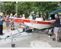 Bild: bjp
Zum Fahrzeugpark der Pressather Rotkreuzgruppen gehört das batteriegetriebene Wasserwacht-Rettungsboot, das der taktische Leiter der Rotkreuzbereitschaft Florian Eibl (Zweiter von rechts) und Wasserwachtleiterin Sabine Wittmann (Dritte von rechts) dem Stadtrat vorstellten.