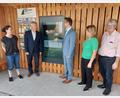 Bild: lg
Die neue Info-Station für Touristen und Einheimische präsentieren im Museumshof (von links) Margit Boch, MdL a.D. Joachim Hanisch, Bürgermeister Rudolf Teplitzky, Sigrid Breitschafter und Wolfgang Ruhland.