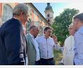 Bild: Gabriele Schönberger
Professor Sami Haddadin (Mitte) mit den Köpfen hinter dem Wissenschaftszentrum Speinshart (von links): Professor Clemens Bulitta, Bürgermeister Albert Nickl, Abt Herrmann Josef Kugler und Tobias Reiß.