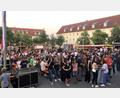 Bild: wro
Nicht nur der lauschige Abend, sondern auch die Atmosphäre lockten unzählige Festbesucher an den Marktplatz im Herzen von Wiesau.