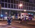 Bild: -/Berufsfeuerwehr München/dpa
Einsatzkräfte der Feuerwehr und Polizei stehen neben einem zerstörtem Wagen an der Unfallstelle in München.