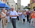 Bild: Stadt Kemnath/exb
Holunderkönigin Monika Hirtreiter eröffnete mit Bürgermeister Roman Schäffler (vorne von links) den Kemnather Wochenmarkt.