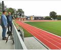 Bild: Portner
Blick auf eine attraktive Sportanlage: Bürgermeister Rudolf Teplitzky bespricht mit Hausmeister Wolfgang Hösl die Details zur Eröffnungsfeier des sanierten Jahnstadions.