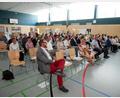 Bild: hmr
Tschechisch-Sprachzertifikate sind jetzt an besonders engagierte Jugendliche von sechs Realschulen und einem Gymnasium in Ostbayern bei einer Feierstunde in der Sporthalle der Realschule im Stiftland in Waldsassen verliehen worden. Auch für die Schule gab es eine Auszeichnung.