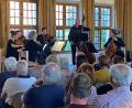 Bild: ck
Das Interesse am 34. Rathauskonzert in Vohenstrauß mit dem Arte Ensemble ist am Samstagabend riesengroß. Albert Sommer (am Kontrabass) muss wegen der vorgeschriebenen Sitzplatzbeschränkung im Großen Rathaussaal sogar etlichen Zuhörer den Einlass verwehren.