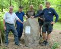 Bild: sh
Buchbergfreunde (von links): Hans Grieger, stellvertretender Vorsitzender des Heimat- und Volkstumsvereins Ehenbachtaler, Trachtlerchef Erwin Meier, HVV-Wanderwart Heinz Gebhardt, Gerhard Häckl und Firmenchef Stefan Hirsch stellten bei der Buchberghütte einen „Du-Stein“ auf.