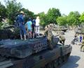 Bild: hm
Beim Pfreimder Bürgerfest können Besucher einen Blick in das Innere eines Panzers werfen.