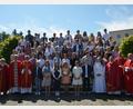 Bild: dob
64 junge Christen aus Vohenstrauß, Leuchtenberg, Tännesberg und Roggenstein empfingen am Samstag im Beisein ihrer Pfarrherrn von Prälat Johannes Neumüller (Dritter von links) in der katholischen Stadtpfarrkirche Vohenstrauß das Sakrament der Firmung.