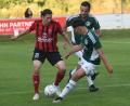 Archivbild: otr
Die Mitterteicher David Schraml (grünes Trikot vorne) und Daniel Lauterbach (grünes Trikot hinten) im Duell mit Erol Özbay vom SC Luhe-Wildenau.