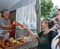 Bild: Stephan Huber
Eine Breze, die muss doch vegan sein? Nicht unbedingt, erklären Verena-Sophia Schneider und Eveline Hackenberg (von rechts) bei ihrem Rundgang übers Amberger Bergfest. In diesem Fall aber ist die Breze vegan.
